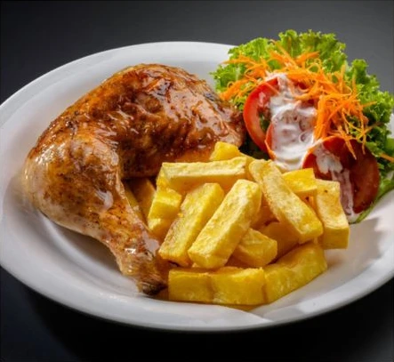 Pollo a la brasa con papas fritas y ensalada de la carta San Pedro